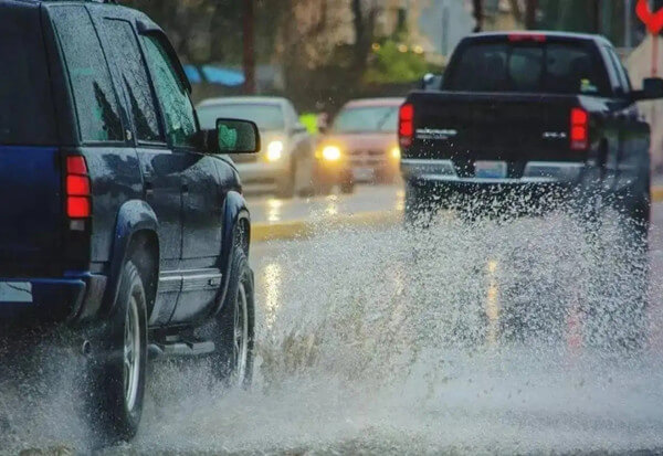 How to deal with fogging or water in the car headlights